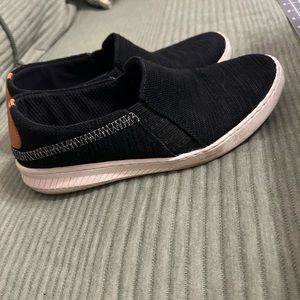 Baretraps slip on sneakers. Size 6 comfy casual
